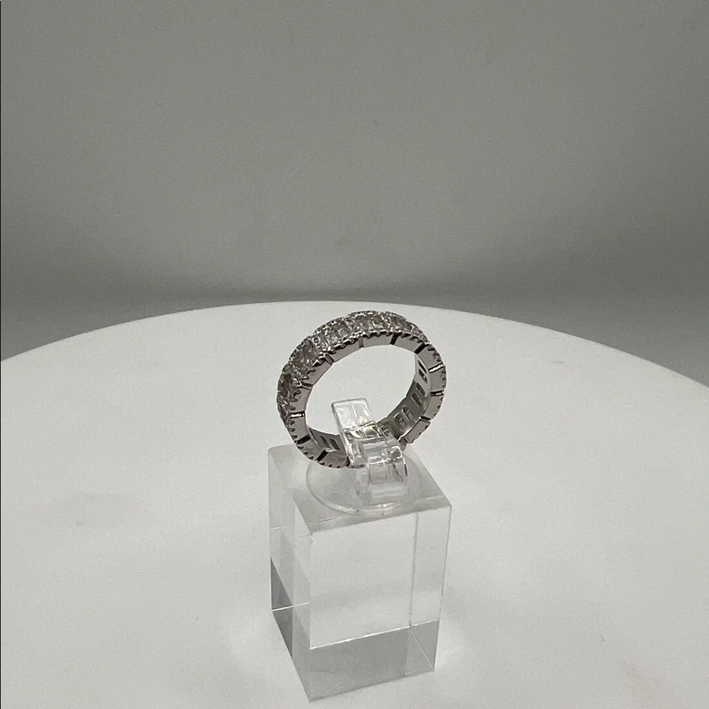 1182. White Gold Filled & Crystal Women's Ring. Size 6.